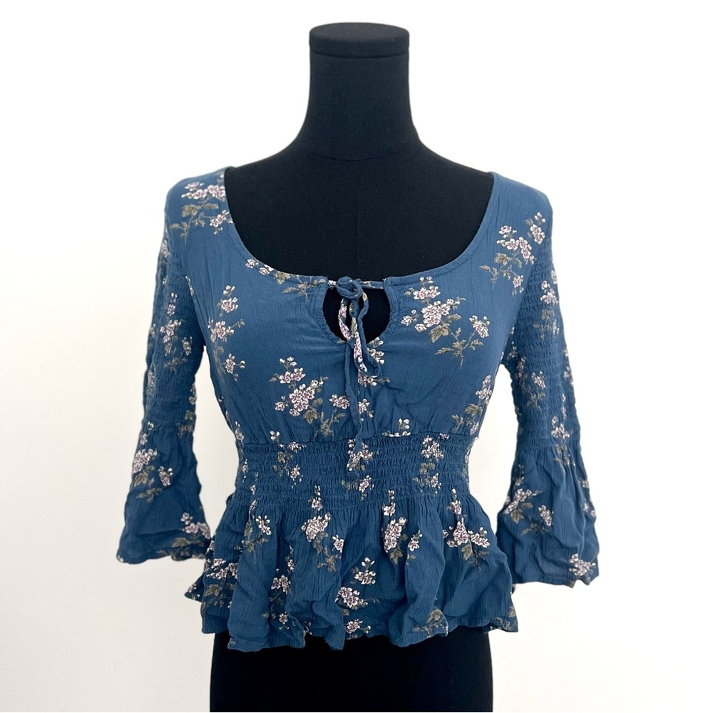 American Eagle Outfitters Blue Floral Blouse with Flare Sleeves in XS